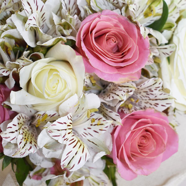 Ramo de rosas y astromelias - Detalles a distancia | Envía flores