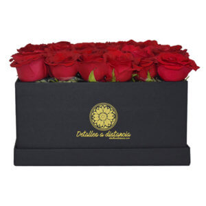 36 rosas rojas en caja cuadrada negra