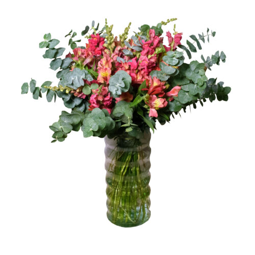 Florero de astromelias con perrito